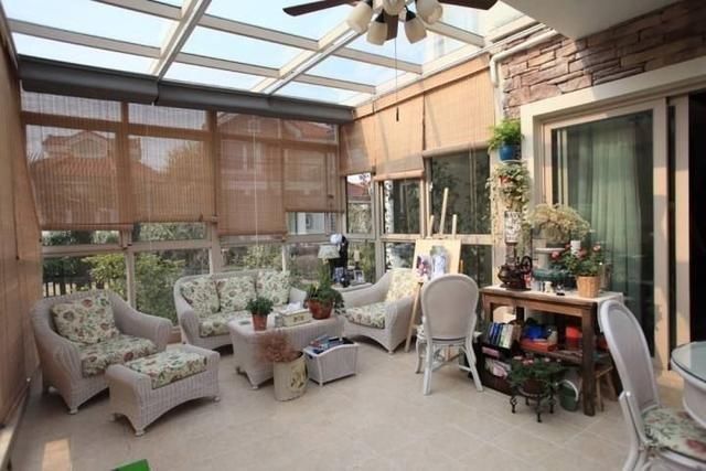 露天院子封閉成陽光房，農村又一景色，這么裝修的不在少數